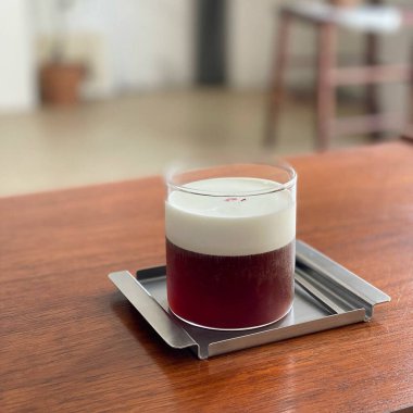 Beyaz arkaplanlı bir bardak kahve.