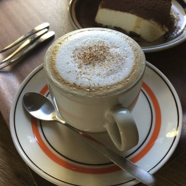 Çikolatalı bir fincan kahve ve beyaz krema.