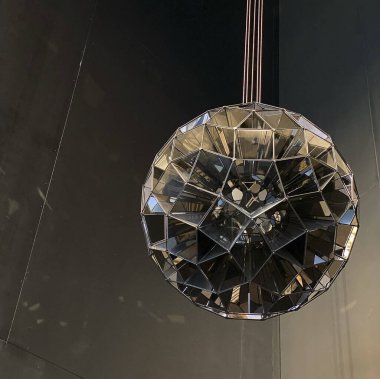 Bir evin içindeki modern bir binada avize.