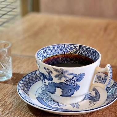 Masada bir fincan kahve.