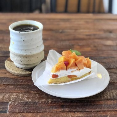 kahve fincanı ve kahve masada.