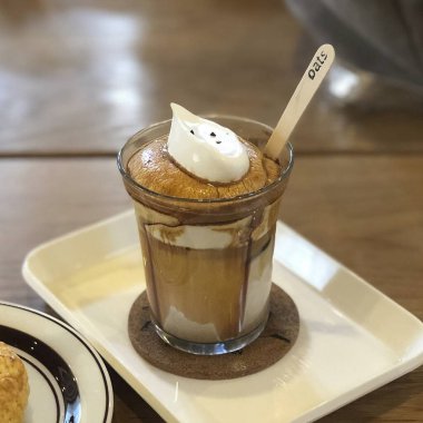 Çikolatalı ve karamelli dondurma.