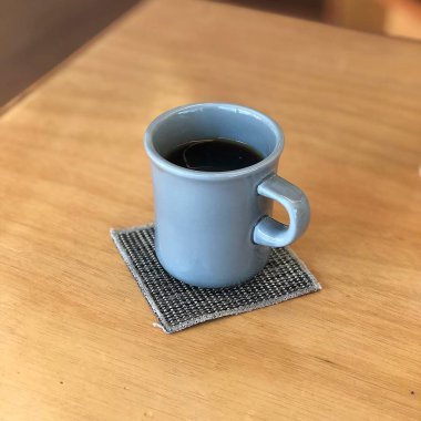 Kahve fincanı ve kahve fincanı masanın üstünde.