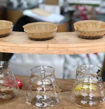 Tahta masada bir bardak çay.