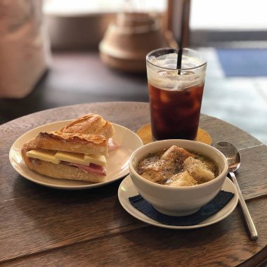 Kahvaltı, bir fincan kahve ve kruvasan.