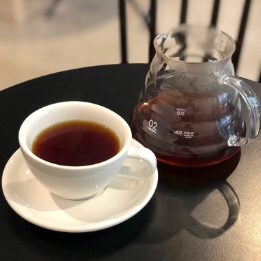 Kahve fincanı ve çay masanın üstünde.