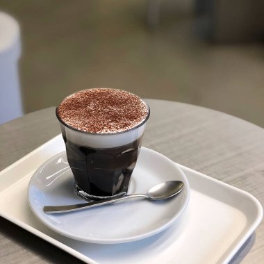 Masanın üzerinde bir fincan kahve.