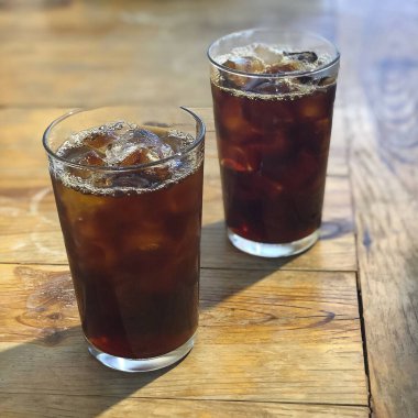 Buz ve soğuk içecek dükkanda.