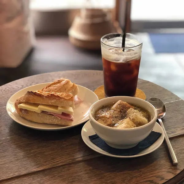 Kahvaltı, bir fincan kahve ve kruvasan.