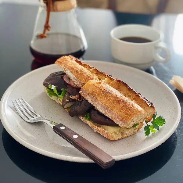 Tabakta kahve ve sandviçle kahvaltı