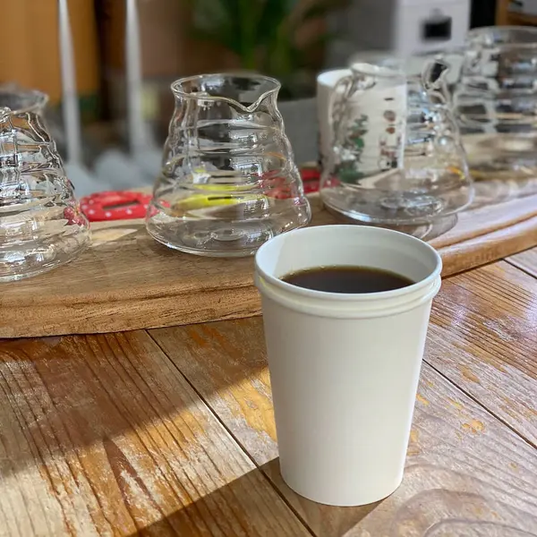 Mutfakta masanın üstünde bir bardak su var.