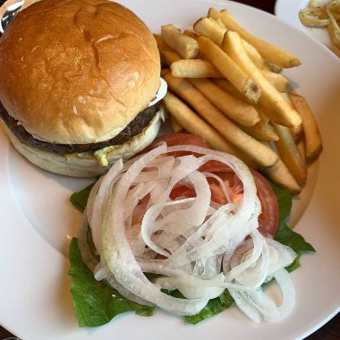 Bir tabak hamburger.