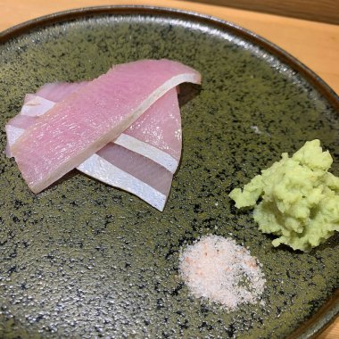 Japon yemeği sashimi, somon balığı ve ton balığı.