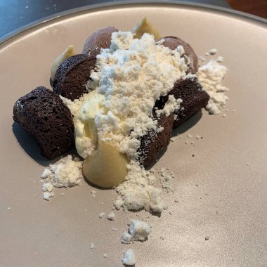 Tabağında çikolata ve çikolata olan dondurma.