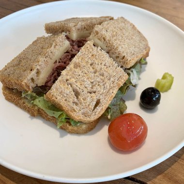 sandviç tablo üzerinde plaka üzerinde