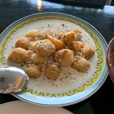 Beyaz tabakta kızarmış patates.