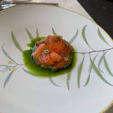 Tabakta somon ve havyar