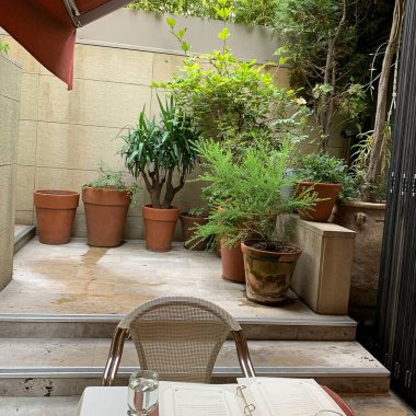 Modern bir otelin içinde.