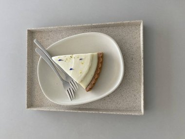 Taze dutlu ve çikolatalı cheesecake.