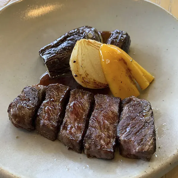 Patates ve baharatlı biftek.