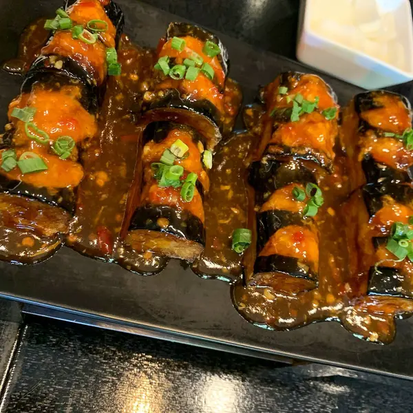 Lezzetli Asya yemeklerinin yakın görüntüsü