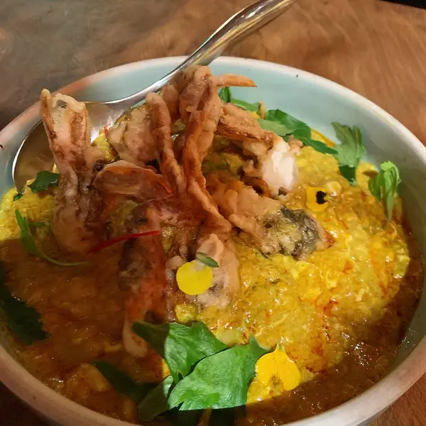 Tavuk ve pirinçli Thai körisi..