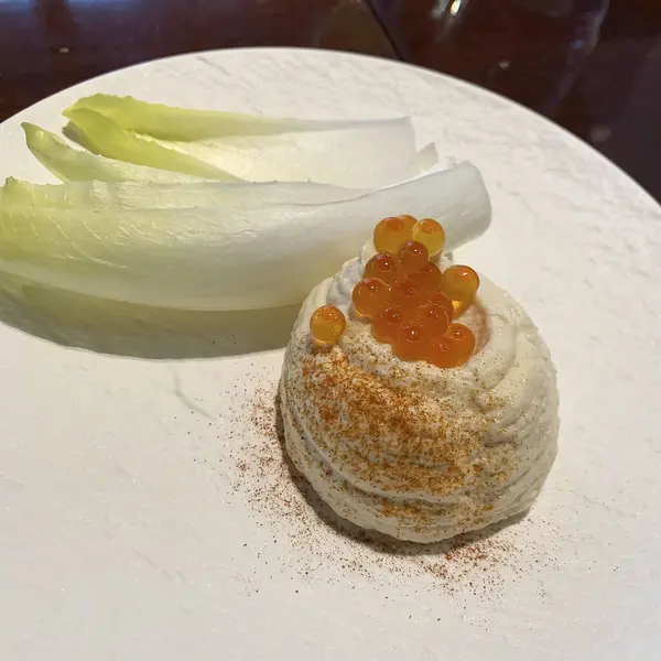 Bir mum ile lezzetli bir pastanın yakın çekimi.