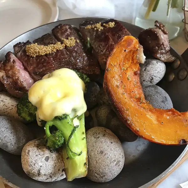 Tabakta ızgara biftek ve biftek, yemek arkaplanı.