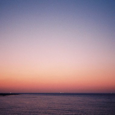 Denizin üzerinde güzel bir gün batımı