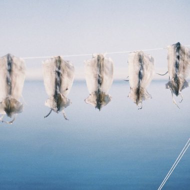 Sahilde bir balıkçı teknesi