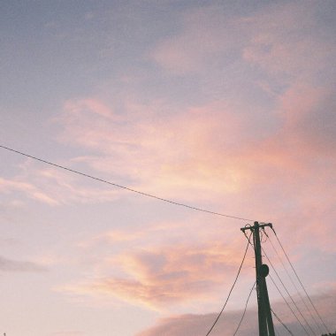 Denizin üzerinde güzel bir gün batımı