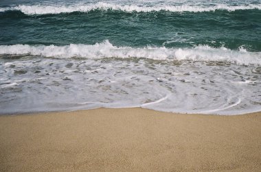 Sahildeki deniz dalgaları
