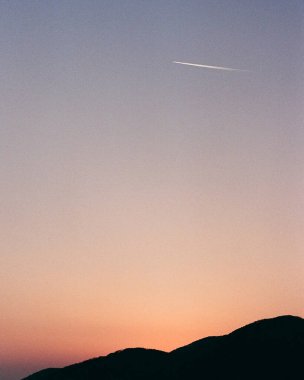 Denizin üzerinde güzel bir gün batımı