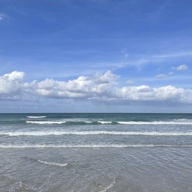 Deniz manzarası ve kumsal.