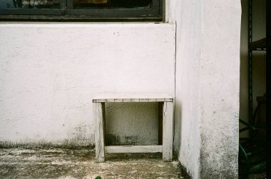 Pencereli eski ahşap kapı