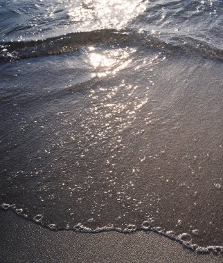 Sahilde deniz dalgaları