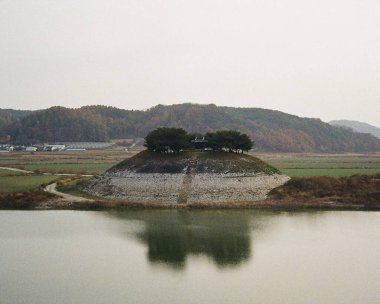 Dağlardaki güzel göl manzarası