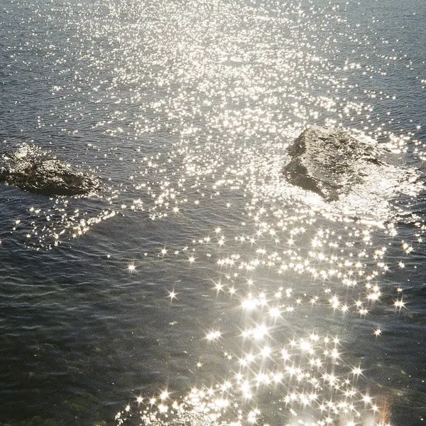 Güneşli bir günde deniz dalgaları
