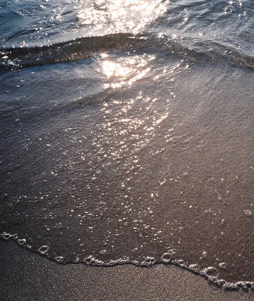 Sahilde deniz dalgaları