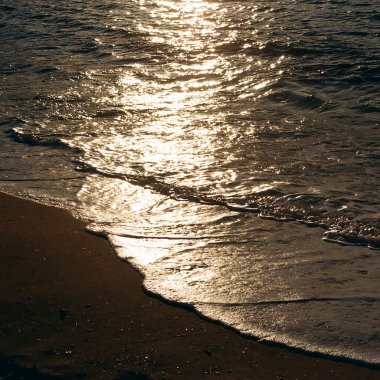 Denizin üzerinde güzel bir gün batımı