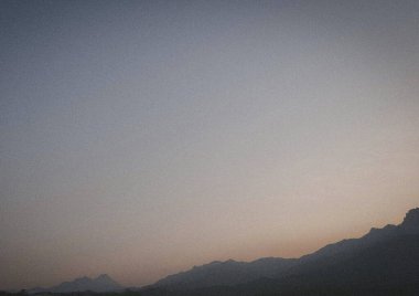 Dağların ardında güzel bir gün batımı