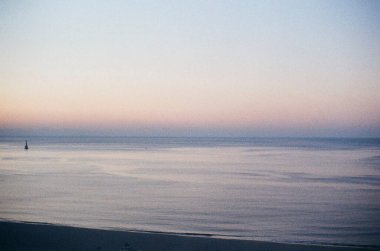 Denizin üzerinde güzel bir gün batımı