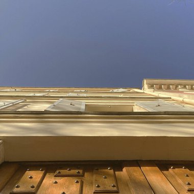 Penceresi olan bir binanın ön cephesi