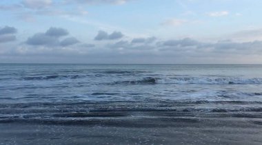 Sahildeki dalgalar, güzel dijital fotoğraf.