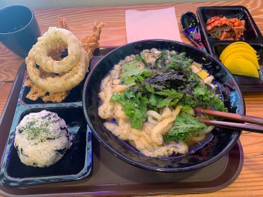 Bir tabak balığın mutfak fotoğrafı.