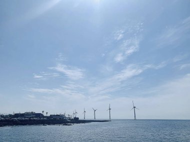 Mavi gökyüzünün arka planında rüzgar türbinleri