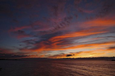 Denizin üzerinde güzel bir gün batımı