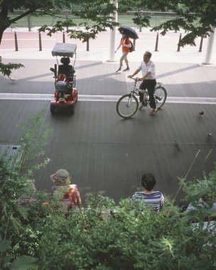 Genç adam ve kadın şehirde yürüyorlar.