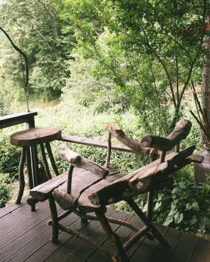Orman manzaralı ahşap sandalye ve masa. yüksek kaliteli fotoğraf