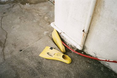 Bir binanın sarı, siyah ve beyaz fotoğrafını yakından çek.